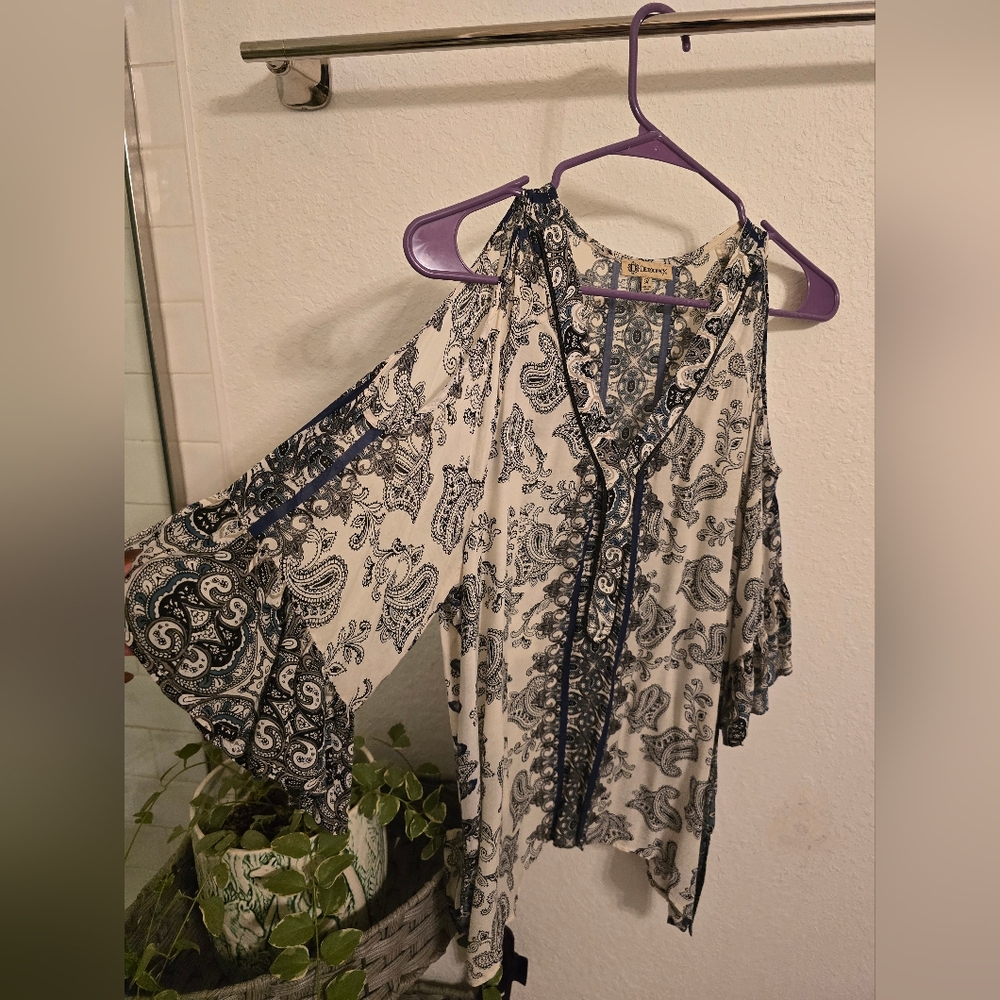 Democracy White and Navy Paisley Cold-Shoulder Blouse